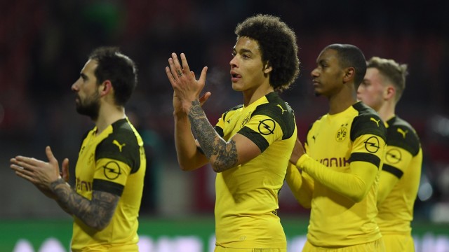 Ekspresi sedih para pemain Borussia Dortmund. Foto: REUTERS/Andreas Gebert