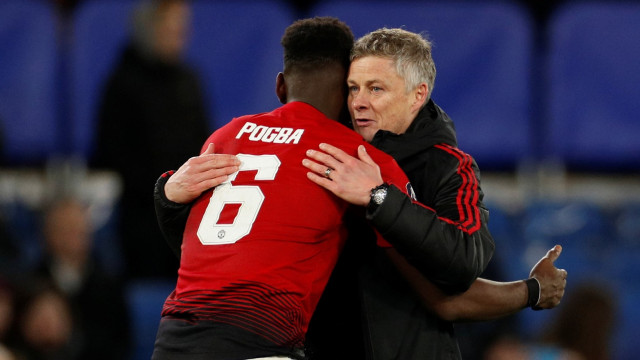 Ole Gunnar Solskjaer memeluk Paul Pogba. Foto: Reuters/John Sibley