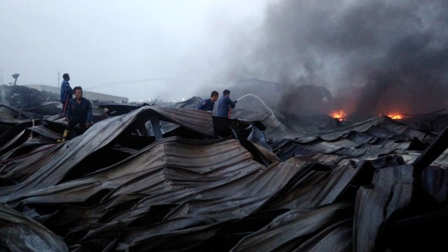 Kebakaran gudang di kawasan Industri Maspion Gresik, Jawa Timur, Selasa (19/2). Foto: Dok. Damkar Gresik