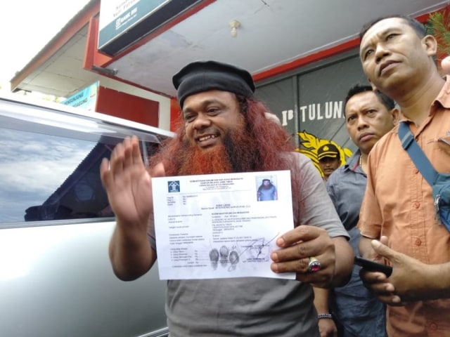 Noim Baasyir menunjukkan surat bebas murni