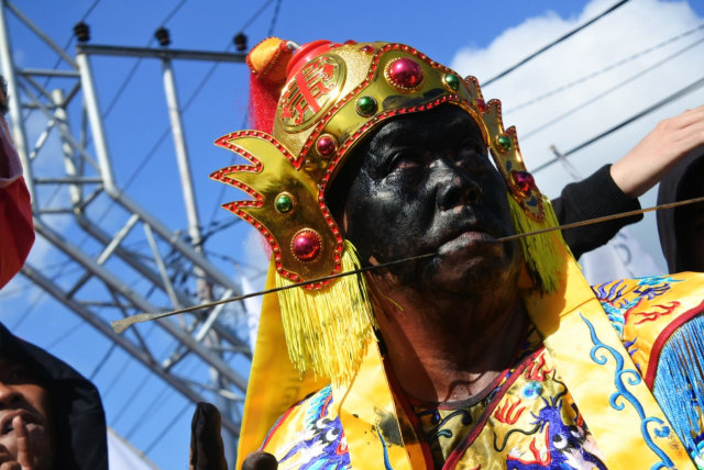 Atraksi tatung dalam festival Cap Go Meh Singkawang, Selasa (19/2). Foto: Hi!Pontianak