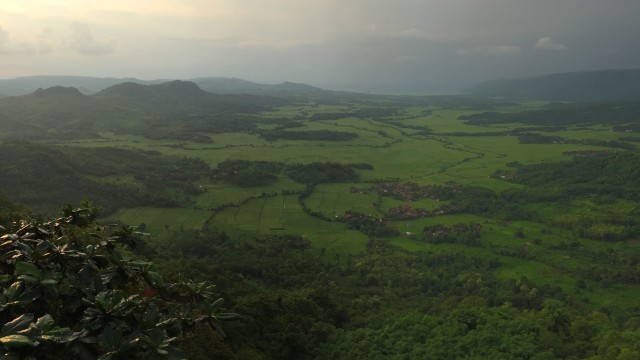 Pemandangan Geopark Ciletuh dari Bukit Panenjoan Foto: Gitario Vista Inasis/kumparan