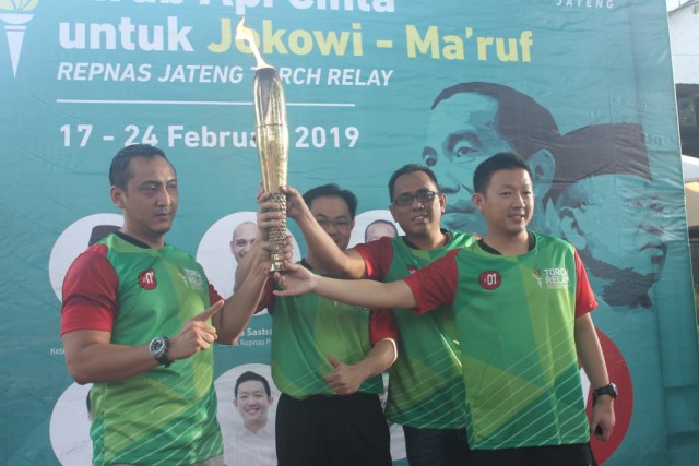 Obor api abadi Kirab Api Cinta untuk Jokowi-Ma'ruf dari start Waroeng Kroepoek sampai finish di Ngarsopuro Solo. (Foto : Tara Wahyu NV)