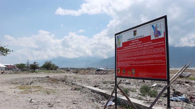 Papan Himbauan Pemerintah Kota Palu Provinsi Sulawesi Tengah atas peringatan zona rawan bencana tsunami di lokasi Pantai Penggaraman Talise, Kota Palu, Selasa (19/02/2019). Foto: Andi Lena/PaluPoso 