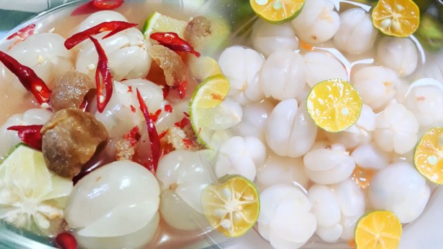 Asinan duku. Foto: Instagram @yulianakhouw dan @snack_qairen