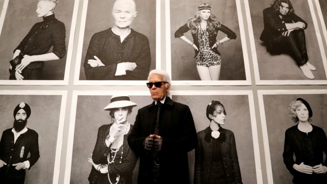 Karl Lagerfeld  berpose sebelum pembukaan pameran fotonya yang berjudul "Little Black Jacket" di Grand Palais di Paris 8 November 2012 Foto: REUTERS / Benoit Tessier