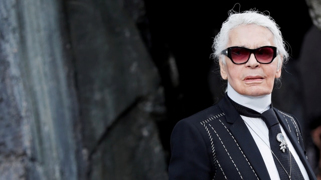 Karl Lagerfeld muncul di akhir acara koleksi pakaian musim semi  2018 untuk rumah mode Chanel di Grand Palais Paris Fashion Week, Prancis, 3 Oktober 2017. Foto: REUTERS / Gonzalo Fuentes
