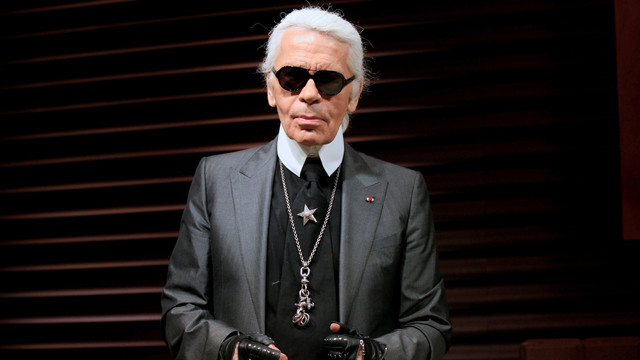 Karl Lagerfeld berpose saat ia memperkenalkan pembuatan suite hotelnya yang terbuat dari cokelat di Paris April 2011. Foto: REUTERS / Jacky Naegelen