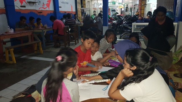 Kegiatan Dolly English Club yang diadakan semalam (19/2) di Warkop Giras Royal di Jalan Jarak No.47