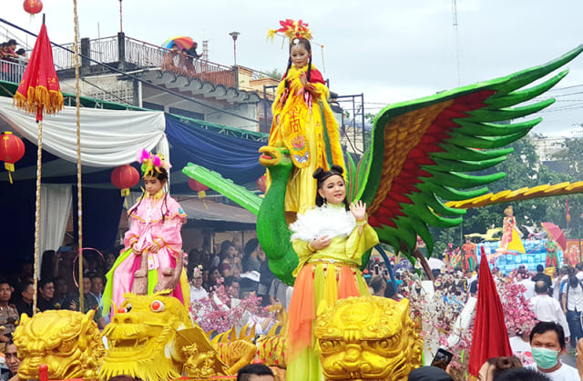 Kendaraan hias yang mengikuti pawai Festival Cap Go Meh di Manado, Selasa (19/2). Anak-anak yang memerankan peran harus tahan hingga berjam-jam di atas kendaraan selama pawai berlangsung