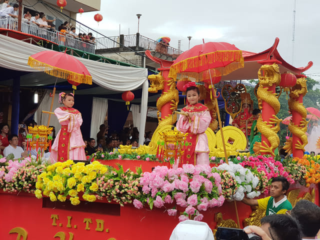 Kendaraan Hias yang menampilkan cerita-cerita tentang Dewa Umat Tridharma, memiliki daya tarik tersendiri untuk warga yang menonton Festival Cap Go Meh di Kota Manado