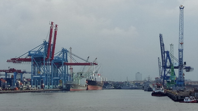 Suasana di Pelabuhan Tanjung Priok yang dikelola PT Pelindo II, saat crane membongkar muat peti kemas dari kapal-kapal kargo. Foto: Wendiyanto Saputro/kumparan