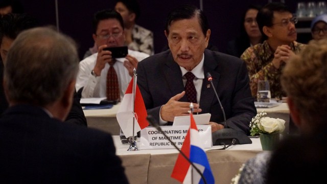 Menko Maritim Luhut Panjaitan (tengah) dalam Pertemuan Forum Bilateral dengan Dubes Belanda di Kuningan, Jakarta, Rabu (20/2). Foto: Jamal Ramadhan/kumparan
