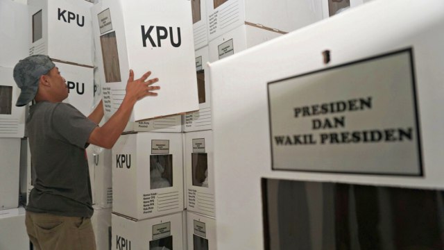 Pekerja menyusun kotak suara berbahan karton usai dirakit, di gudang logistik KPU Kota Bekasi, di Bekasi, Jawa Barat. Foto: Iqbal Firdaus/kumparan