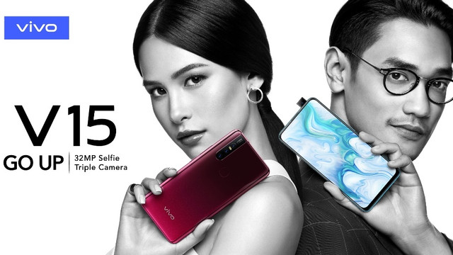Aktris Maudy Ayunda dan penyanyi Afgansyah Reza, berpose memamerkan Vivo V15. Foto: Dok. Vivo