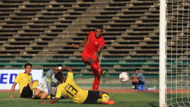 Pemain Timnas U-22 Indonesia, Marinus Wanewar (kanan) berebut bola dengan pemain Timnas U-22 Malaysia dalam pertandingan Grub B Piala AFF U-22 di Stadion Nasional Olimpiade Phnom Penh, Kamboja, Rabu (20/2). Foto: Aditia Noviansyah/kumparan