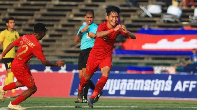 Selebrasi Pemain Timnas U-22 Indonesia, Witan Sulaeman (kanan) setelah mencetak gol ke gawang Timnas U-22 Malaysia dalam pertandingan Grub B Piala AFF U-22 di Stadion Nasional Olimpiade Phnom Penh, Kamboja, Rabu (20/2). Foto: Aditia Noviansyah/kumparan
