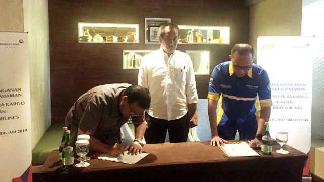 Penandatangan nota kesepahaman (MOU) oleh Direktur Utama Angkasa Pura Kargo Denny Fikri (kanan) dan Direktur My lndo Airlines Muhammad Ridwan (kiri), dan Direktur Utama PT Angkasa Pura II (Persero) Muhammad Awaluddin Foto: Selfy Momongan/kumparan
