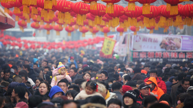Jalan-jalan di kota China yang dipadati oleh penduduk. Foto: REUTERS/STR