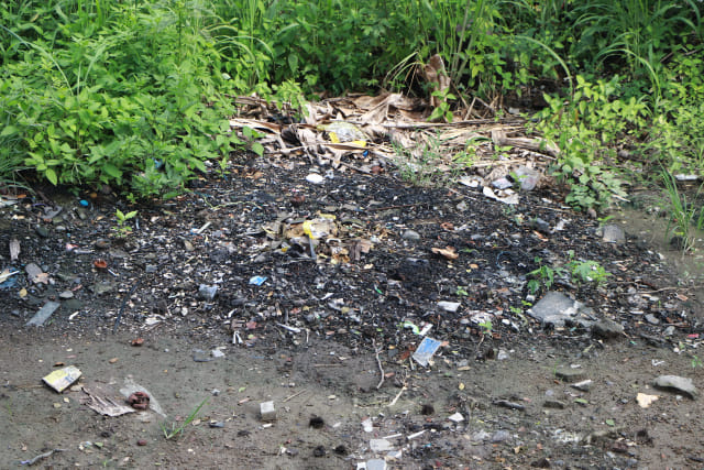Bekas pembakaran sampah daun dan juga rumput di Sanggrahan, Sukoharjo / Foto : Fernando Fitusia