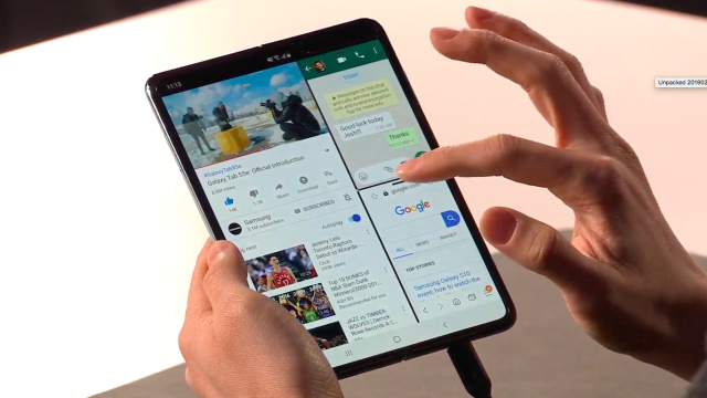 Samsung Galaxy Fold bisa membuka tiga aplikasi sekaligus dalam satu layar. Foto: Jofie Yordan/kumparan
