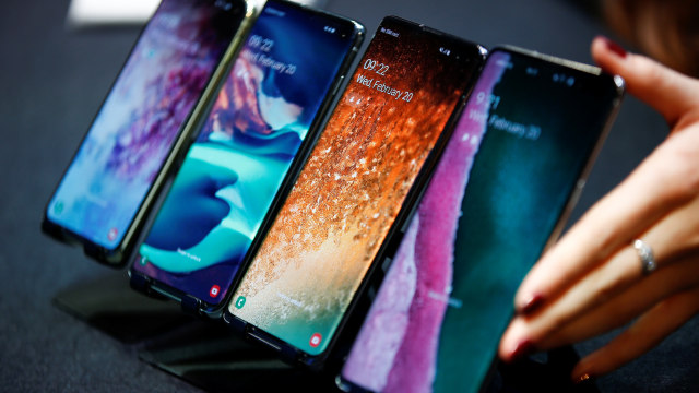 Smartphone Samsung Galaxy S10, Galaxy S10 Plus, Galaxy S10e, dan Galaxy S10 5G. Foto: Henry Nicholls/Reuters