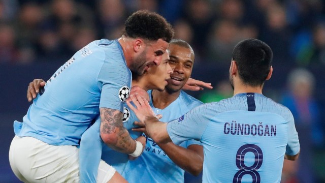 Leroy Sane merayakan gol bersama pemain City. Foto: Reuters/Matthew Childs