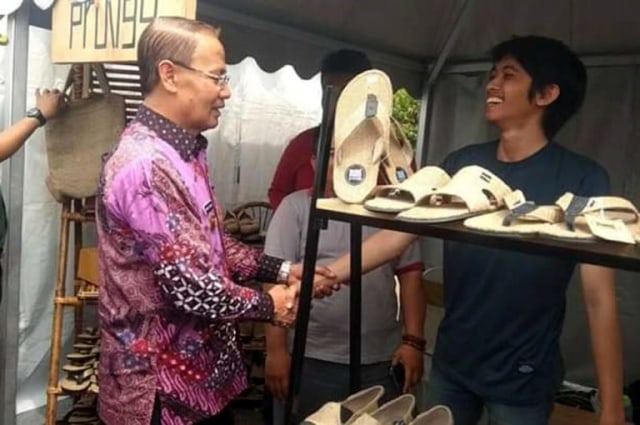 Sejumlah pemuda asal Majalengka memanfaatkan limbah karung goni untuk dijadikan tas hingga sendal dan sepatu.(Oki)