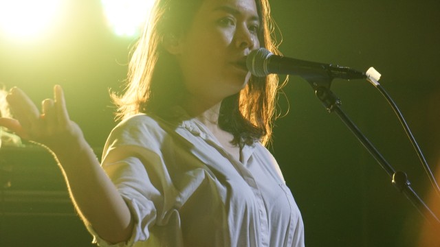 Konser Mitski di Rossi Musik, Jakarta Selatan Foto: Hesti Widianingtyas/kumparan