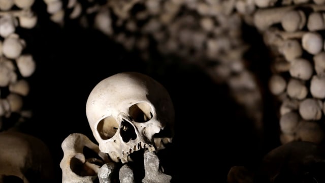 Tulang manusia di dalam Sedlec Ossuary di Kutna Hora, Republik Ceko. Foto: REUTERS/David W Cerny