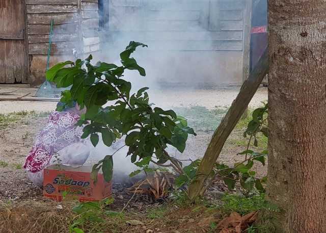 Membakar sampah dengan membuat titik pembakaran kecil di sekitar rumah (foto: kepripedia)