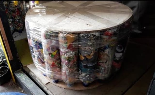 Kerajinan ekobrik dari sampah plastik karya Bank Sampah Morse Indah dan Atim. Foto: Zahidi/banjarhits.id