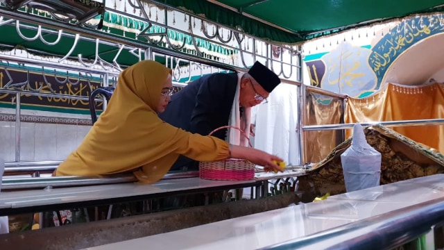 Ma'ruf Amin dan istrinya Wury Estu Handayani berziarah ke makam Syekh Yusuf Al Makassari Al Batani di Makassar, Kamis (21/2). Foto: Tim Media Ma'ruf Amin