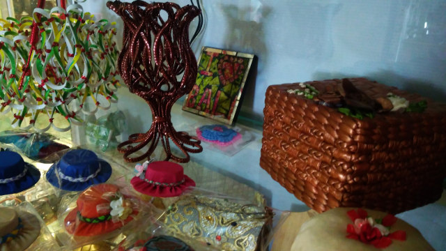 Pelbagai jenis kerajinan yang diolah dari sampah. (M. Hendra/Langkan.id)