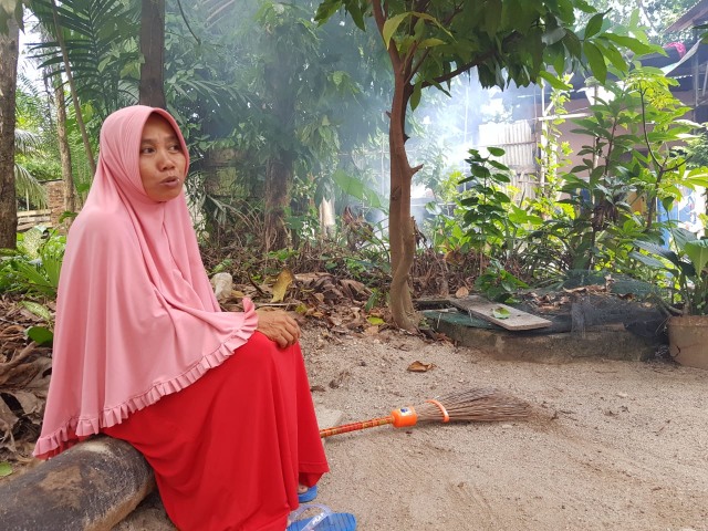 Sumiati (43), warga Kota Pangkalpinang saat sedang melakukan aktivitas pembakaran sampah di perkarangan rumahnya.