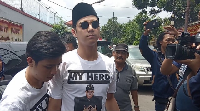 Al Ghazali jenguk Ahmad Dhani di Rutan Medaeng Sidoarjo Foto: Yuana Fatwalloh/kumparan