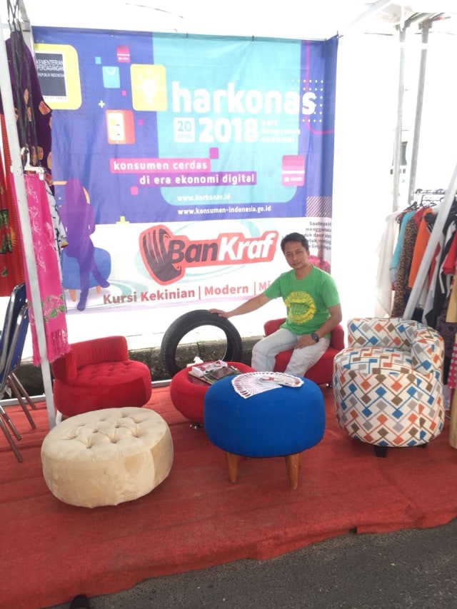 Wahyu Gusna pemilik usaha pembuat kursi dari ban bekas, saat menunjukkan kursi buatan nya.