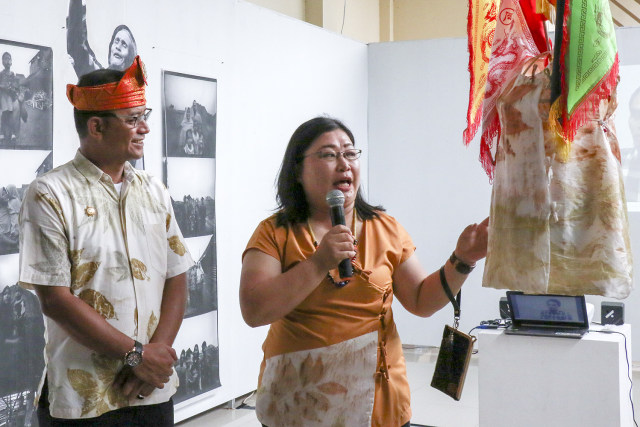Usai meresmikan pameran, Wakil Walikota Singkawang, Irwan, mendengarkan pemaparan seniman Singkawang, Chantal Novyanti yang membuat karya "Jelangkung Eco Print" dalam pameran bertajuk "Bermuda" (art & stories) di Gedung Informasi Pariwisata, Singkawang, Sabtu (16/2). Pameran seni rupa kontemporer pertama di Singkawang ini menampilkan karya-karya seniman asal Singkawang, Pontianak, Jakarta, Bandung, Yogyakarta, dan Jatiwangi.