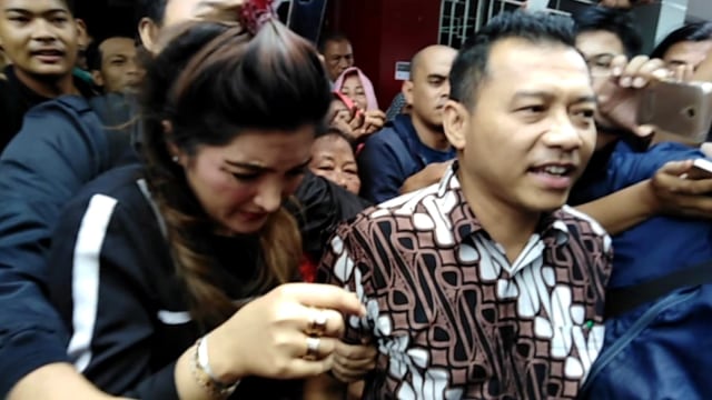 Musisi Anang Hermansyah bersama Ashanty, sambangi Ahmad Dhani di Rutan Kelas I Surabaya, Medaeng, Sidoarjo, Jawa Timur, Kamis (21/2). Foto: Yuana Fatwalloh/kumparan