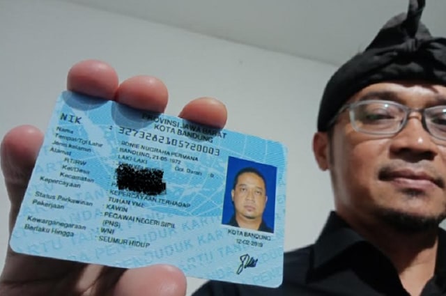 Bonie Nugraha Permana, salah seorang penghayat kepercayaan berdomisili di Bandung, menunjukkan KTP-nya. (Ananda Gabriel)