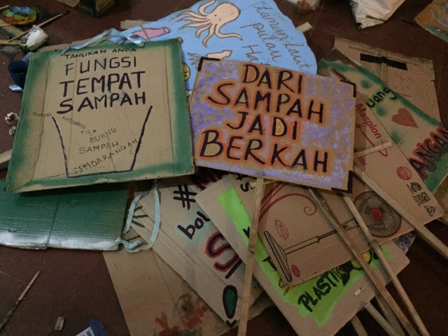 Sampah karton dijadikan alat kampanye peduli sampah di Banda Neira, Maluku Tengah (Foto: ambonnesia.com)