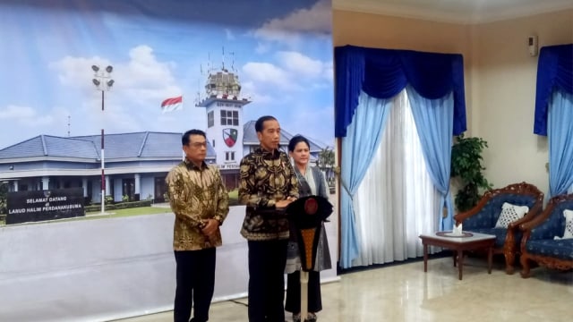 Presiden Jokowi saat konferensi pers sebelum berangkat ke Singapura di Lanud Halim. Foto: Fahrian Saleh/kumparan