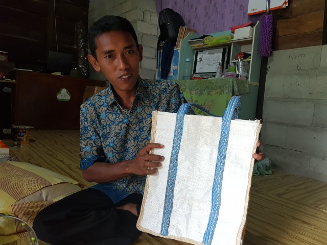 Samsul memperlihatkan produk tas daur ulang sebagai pengganti plastik belanjaan di retail (Foto: Joko Hardyono)