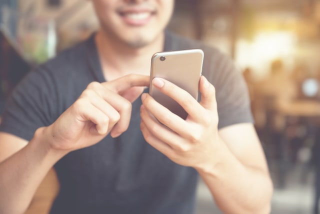 Ilustrasi Bermain Smartphone Foto: Shutter Stock