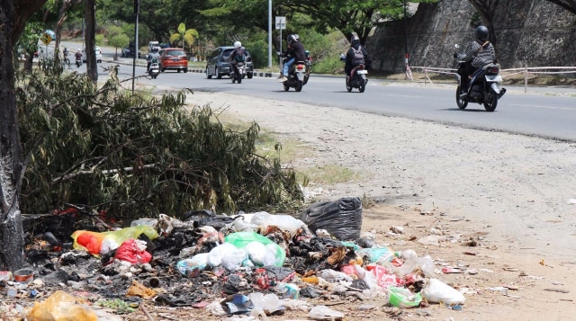 Sampah-sampah terlihat berserakan di pinggir ruas Jalan Soekarno-Hatta, Kamis siang (21/2/2019). Foto: Andi Lena/PaluPoso