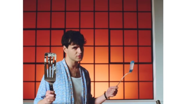 Ezra Koenig masak pancake di video klip baru Vampire Weekend Foto: Youtube Vampire Weekend