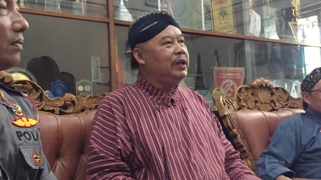 Sujiyanto (tengah), guru Teknik Kendaraan Ringan (TKR) SMK 3 Yogyakarta. Foto: Arfiansyah Panji Purnandaru/kumparan