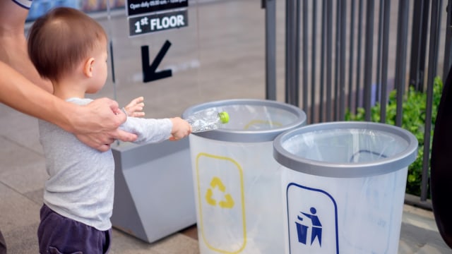 Ilustrasi anak belajar membuang sampah. Foto: Shutter Stock