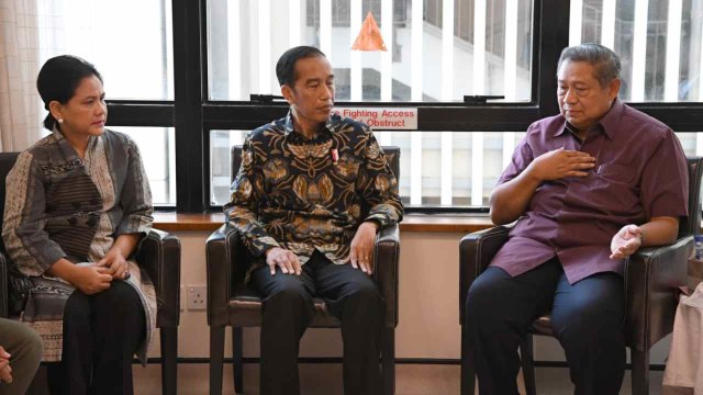 Presiden Jokowi didampingi Ibu Negara Iriana menemui SBY dan keluarga, saat menjenguk Ibu Ani Yudhoyono di National University Hospital, Singapura. Foto: Laily Rachev - Biro Pers Sekretariat Presiden