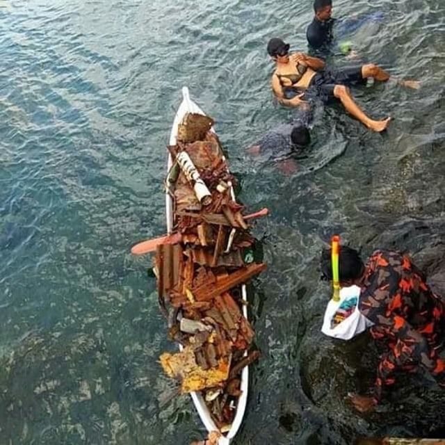Komunitas Mof Fredive sedang mengumpulkan sampah anorganik di pinggir Kota Maumere. Sumber foto : koleksi pribadi Mof Fredive. 